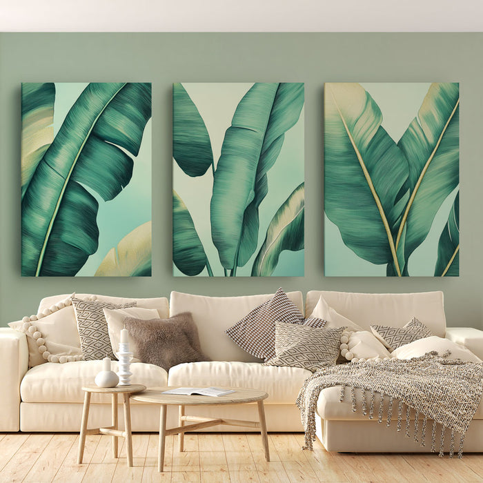 Un salon lumineux avec un papier peint représentant de grandes feuilles tropicales vertes sur fond clair, créant une atmosphère apaisante et naturelle.