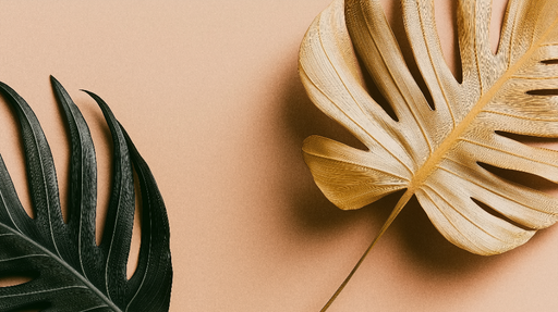 Papier peint feuilles tropicales Feuilles noires et dorées sur fond rose