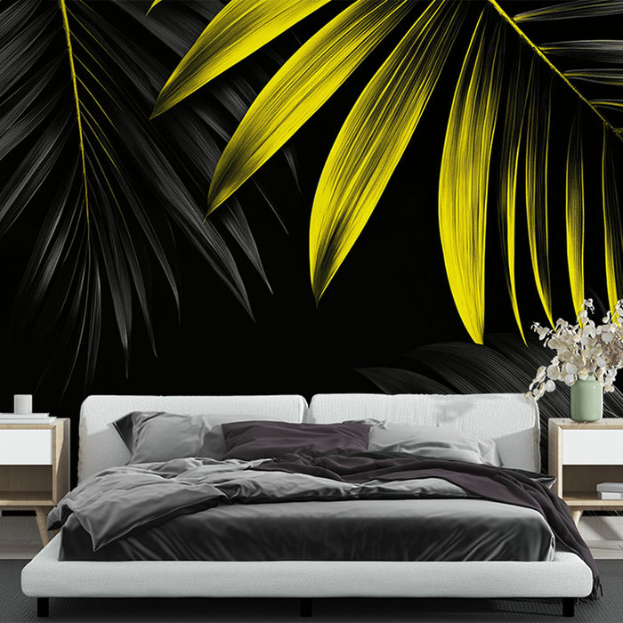 Une chambre moderne avec un papier peint tropical noir mettant en valeur de grandes feuilles jaunes et noires, créant une atmosphère dynamique et élégante.