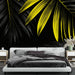 Une chambre moderne avec un papier peint tropical noir mettant en valeur de grandes feuilles jaunes et noires, créant une atmosphère dynamique et élégante.