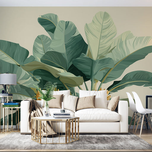 Un salon moderne avec un papier peint tropical représentant de grandes feuilles vertes sur un fond beige, créant une atmosphère fraîche et apaisante.