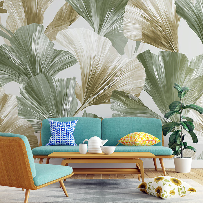 Un salon moderne avec un papier peint tropical représentant de grandes feuilles stylisées dans des teintes vertes et beiges, créant une atmosphère apaisante et naturelle.