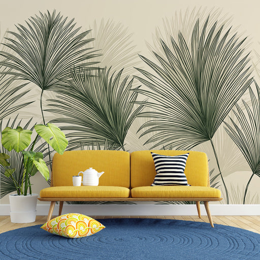 Un salon moderne avec un papier peint tropical représentant de grandes feuilles de palmier vertes sur fond beige, créant une atmosphère fraîche et accueillante.