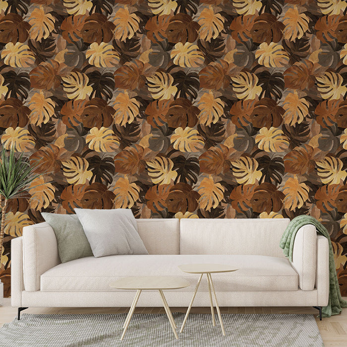 Un salon élégant avec un papier peint tropical aux motifs de grandes feuilles dans des teintes chaudes de brun, beige et vert, créant une ambiance chaleureuse et accueillante.