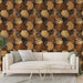 Un salon élégant avec un papier peint tropical aux motifs de grandes feuilles dans des teintes chaudes de brun, beige et vert, créant une ambiance chaleureuse et accueillante.