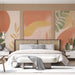 Une chambre moderne avec un papier peint abstrait aux teintes douces de rose, jaune et vert, créant une ambiance chaleureuse et accueillante.