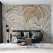 Un salon moderne avec un papier peint représentant de grandes feuilles tropicales aux teintes beige et noir, créant une ambiance chaleureuse et accueillante.