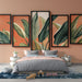Une chambre moderne avec un papier peint représentant de grandes feuilles tropicales sur un fond corail, créant une ambiance chaleureuse et accueillante.