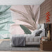 Une chambre moderne avec un papier peint tropical aux teintes douces de rose et vert, représentant de grandes feuilles stylisées qui apportent une ambiance apaisante et naturelle.