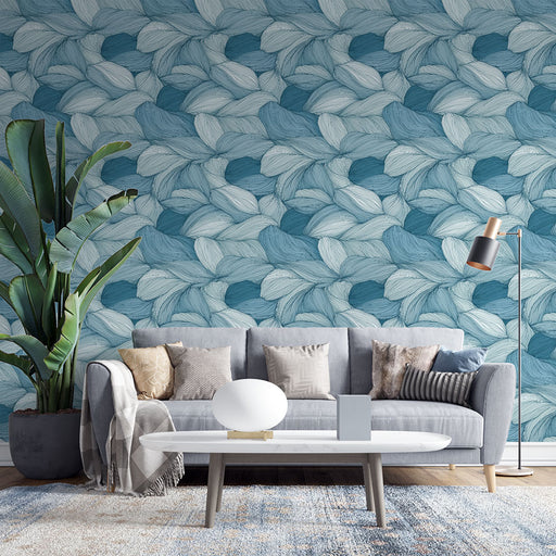 Un salon moderne avec un papier peint aux motifs de feuilles en dégradé de bleu, créant une ambiance apaisante et élégante.