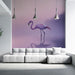 Un salon moderne avec un papier peint représentant un flamant rose sur fond dégradé de violet et rose, créant une atmosphère douce et apaisante.
