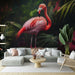 Un salon moderne avec un papier peint tropical représentant un flamant rose majestueux sur fond de feuillage luxuriant, créant une ambiance vivante et exotique.