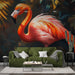 Un salon contemporain avec un papier peint représentant un flamant rose vibrant sur un fond sombre, créant une ambiance tropicale et dynamique.