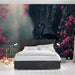Une chambre moderne avec un papier peint représentant un cygne noir majestueux entouré de fleurs roses éclatantes sur un fond sombre et mystérieux.