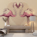 Une pièce moderne avec un papier peint illustrant deux flamants roses stylisés formant un cœur, créant une ambiance romantique et chaleureuse.