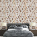 Une chambre moderne avec un papier peint graphique représentant des flèches stylisées dans des teintes chaudes sur fond clair, créant une ambiance dynamique et chaleureuse.