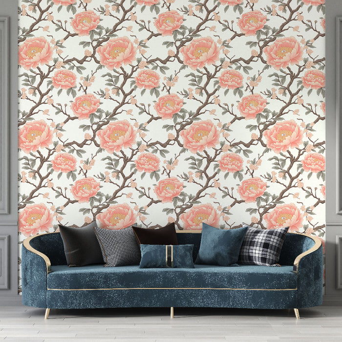Un salon élégant avec un papier peint floral aux grandes fleurs roses sur fond clair, créant une ambiance douce et romantique.