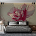 Une chambre moderne avec un papier peint floral représentant une grande fleur aux nuances de rose et des lignes délicates, créant une ambiance élégante et apaisante.