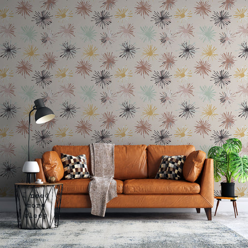 Un salon moderne avec un papier peint aux motifs abstraits dans des teintes pastel et noir, créant une atmosphère dynamique et chaleureuse.