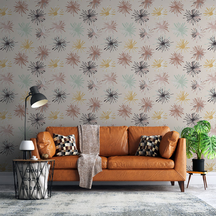 Un salon moderne avec un papier peint aux motifs abstraits dans des teintes pastel et noir, créant une atmosphère dynamique et chaleureuse.