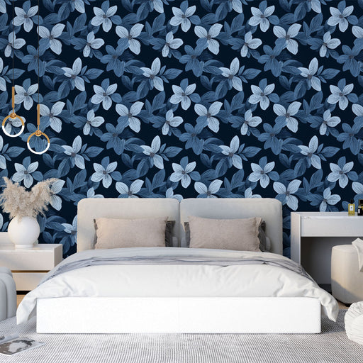 Une chambre moderne avec un papier peint floral bleu nuit aux motifs délicats de fleurs et de feuilles, créant une ambiance apaisante et élégante.