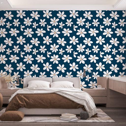 Une chambre moderne avec un papier peint floral bleu marine orné de grandes fleurs blanches, créant une ambiance fraîche et accueillante.