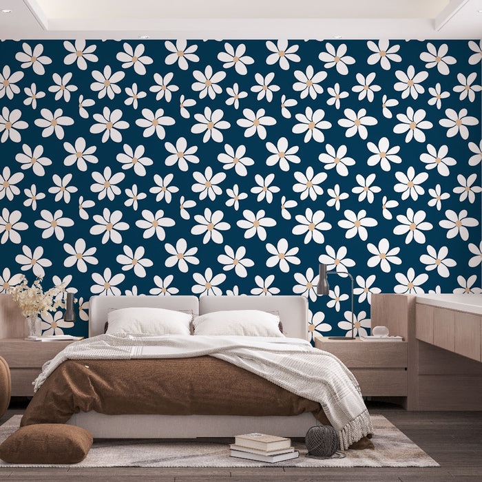 Une chambre moderne avec un papier peint floral bleu marine orné de grandes fleurs blanches, créant une ambiance fraîche et accueillante.