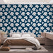 Une chambre moderne avec un papier peint floral bleu marine orné de grandes fleurs blanches, créant une ambiance fraîche et accueillante.