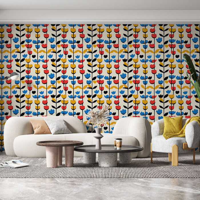 Un salon moderne avec un papier peint floral coloré aux motifs de fleurs rouges, bleues et jaunes sur fond clair, créant une ambiance joyeuse et dynamique.