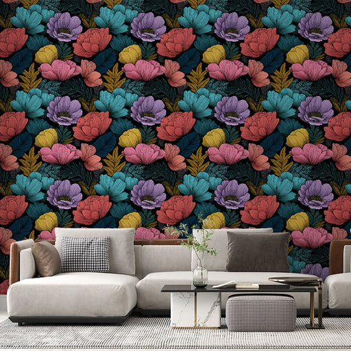 Un salon moderne avec un papier peint floral aux couleurs vives sur fond noir, créant une ambiance dynamique et chaleureuse.