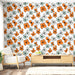 Un salon lumineux avec un papier peint floral aux motifs colorés d'orange et de vert sur fond blanc, créant une ambiance joyeuse et dynamique.