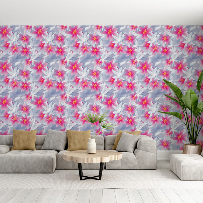 Un salon lumineux avec un papier peint floral aux motifs de grandes fleurs roses et blanches sur fond bleu, créant une ambiance tropicale et vivifiante.