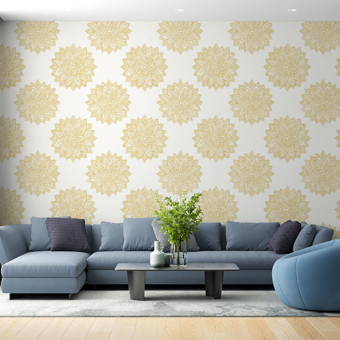 Un salon moderne avec un papier peint aux motifs floraux dorés sur fond blanc, dégageant une atmosphère élégante et lumineuse.