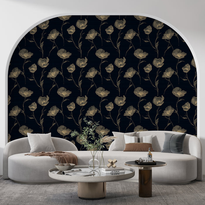Un salon moderne avec un papier peint floral noir et doré, présentant des motifs élégants de fleurs sur fond sombre, créant une ambiance raffinée et chaleureuse.