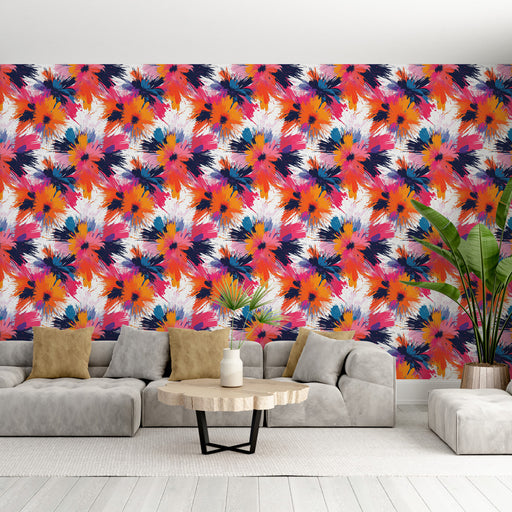 Un salon moderne avec un papier peint aux motifs floraux vibrants en orange, rose et bleu, créant une ambiance dynamique et énergique.