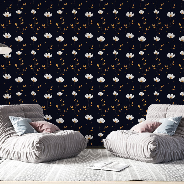 Un salon moderne avec un papier peint floral sur fond noir, présentant des fleurs blanches et des feuilles dorées, créant une atmosphère élégante et chaleureuse.