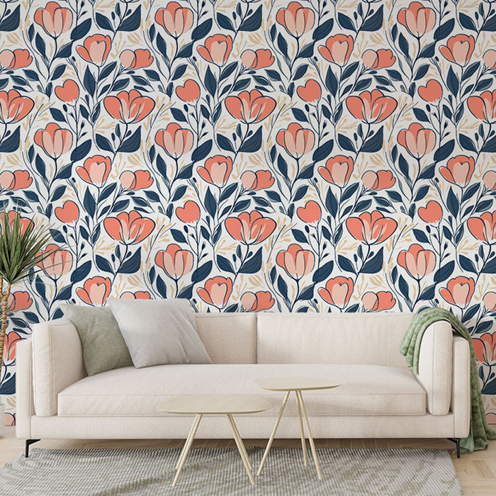 Un salon lumineux avec un papier peint floral représentant des tulipes corail et des feuillages bleu marine, créant une atmosphère chaleureuse et accueillante.
