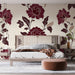 Papier peint fleuri avec éléments floraux en rouge et crème pour chambre élégante