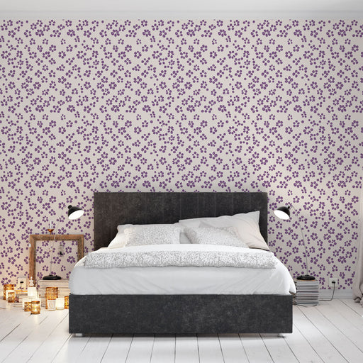 Une chambre moderne avec un papier peint floral violet sur fond clair, créant une atmosphère douce et accueillante.