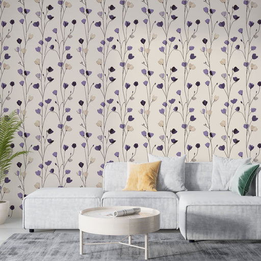 Un salon moderne avec un papier peint floral aux motifs de tiges délicates en violet et beige sur fond clair, créant une ambiance douce et accueillante.