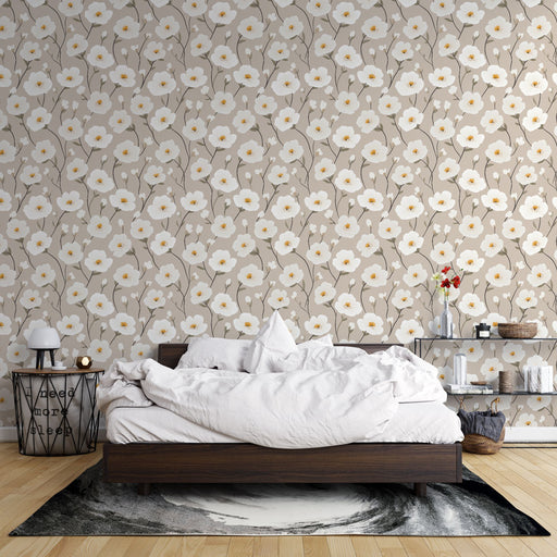 Une chambre accueillante avec un papier peint floral beige et blanc, aux motifs de fleurs délicates, créant une atmosphère douce et apaisante.