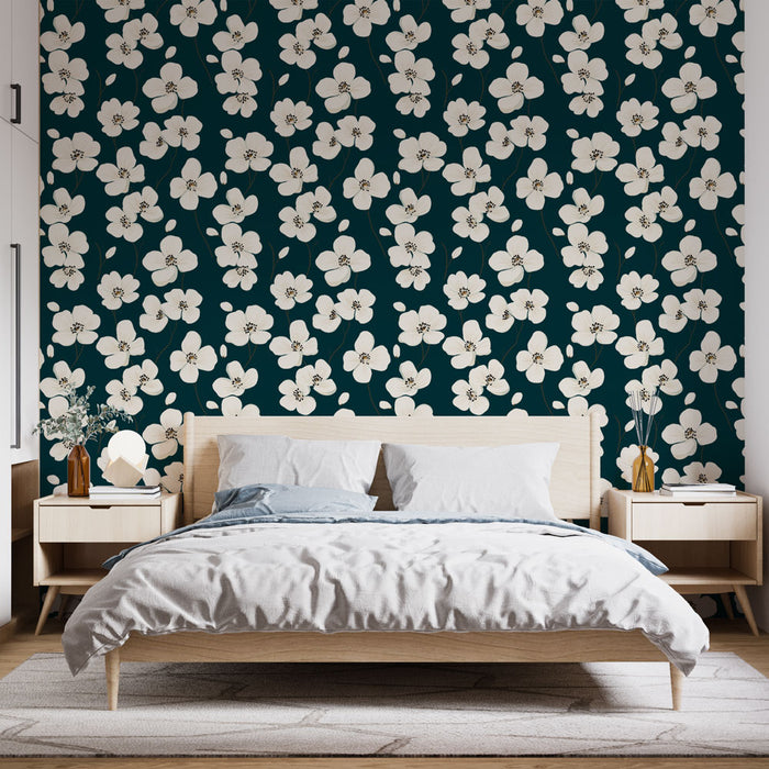 Une chambre moderne avec un papier peint floral aux grandes fleurs blanches sur fond bleu foncé, créant une ambiance à la fois élégante et apaisante.