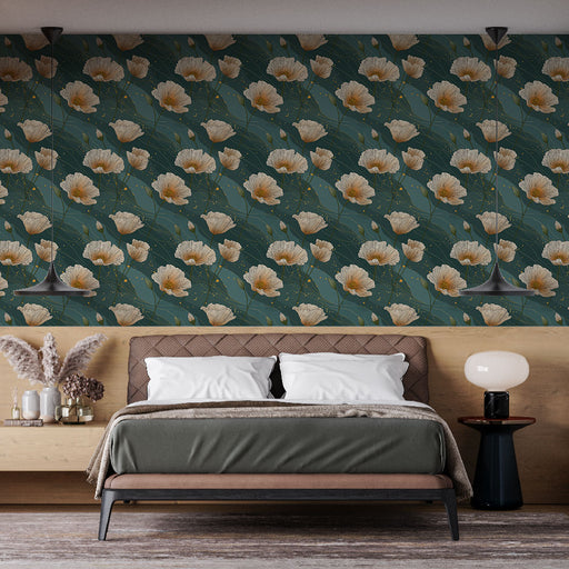 Une chambre moderne avec un papier peint floral aux grandes fleurs beige sur fond vert émeraude, créant une ambiance chaleureuse et apaisante.