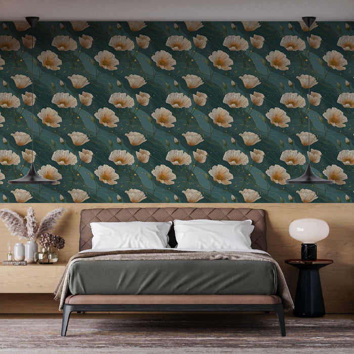 Une chambre moderne avec un papier peint floral aux grandes fleurs beige sur fond vert émeraude, créant une ambiance chaleureuse et apaisante.