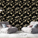 Une pièce moderne avec un papier peint floral noir et crème, aux motifs de branches fleuries, créant une ambiance élégante et chaleureuse.