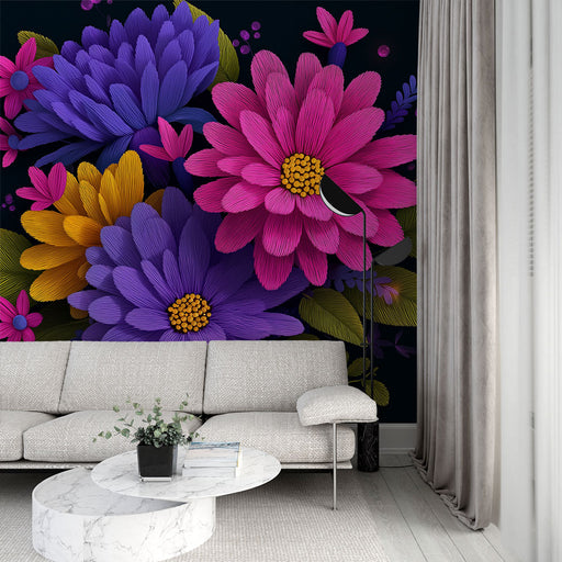 Un salon moderne avec un papier peint floral vibrant aux grandes fleurs roses, violettes et jaunes sur fond noir, créant une atmosphère joyeuse et dynamique.