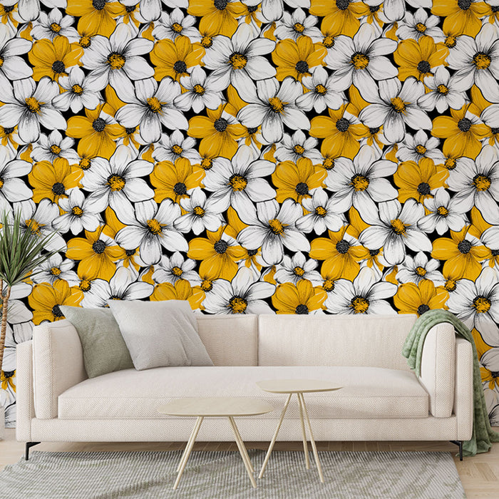 Un salon lumineux avec un papier peint floral noir, blanc et jaune, créant une ambiance joyeuse et dynamique grâce à ses motifs éclatants.