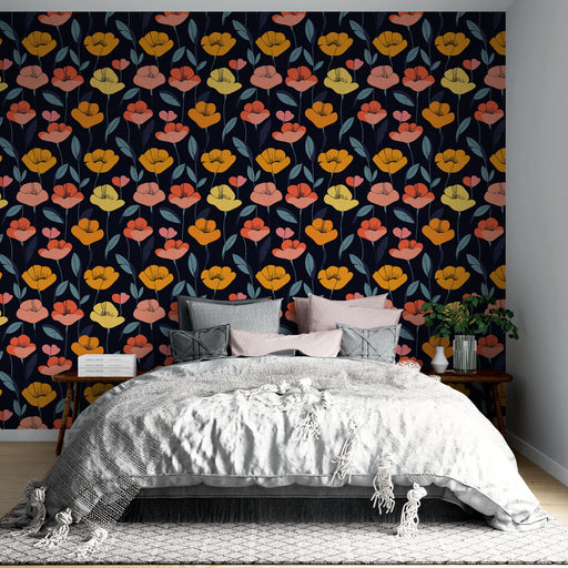 Une chambre accueillante avec un papier peint floral aux teintes vives sur fond noir, évoquant une atmosphère joyeuse et dynamique.