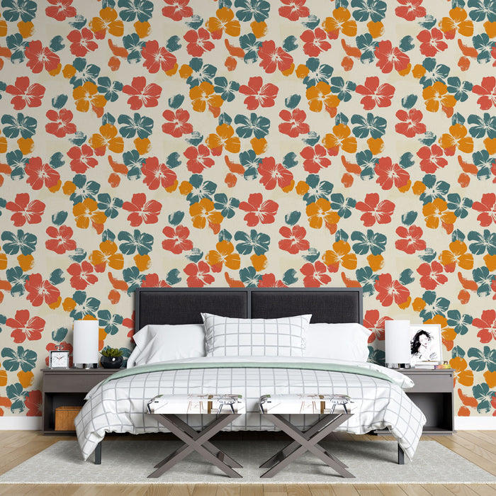 Une chambre moderne avec un papier peint floral aux motifs colorés de fleurs rouges, oranges et vertes sur fond beige, créant une ambiance joyeuse et vivante.