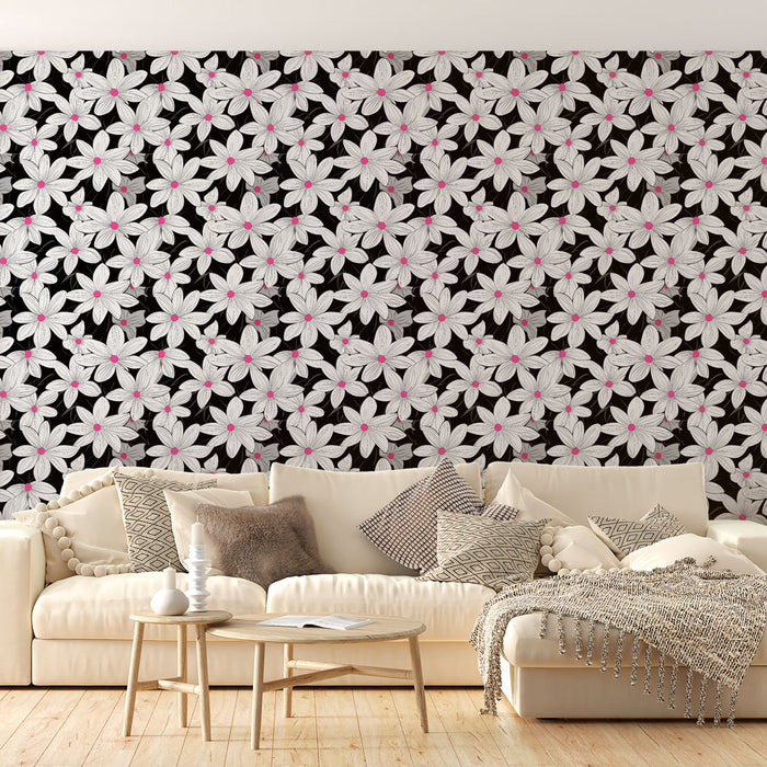 Un salon lumineux avec un papier peint floral noir et blanc, orné de fleurs délicates et de touches de rose, créant une ambiance dynamique et élégante.